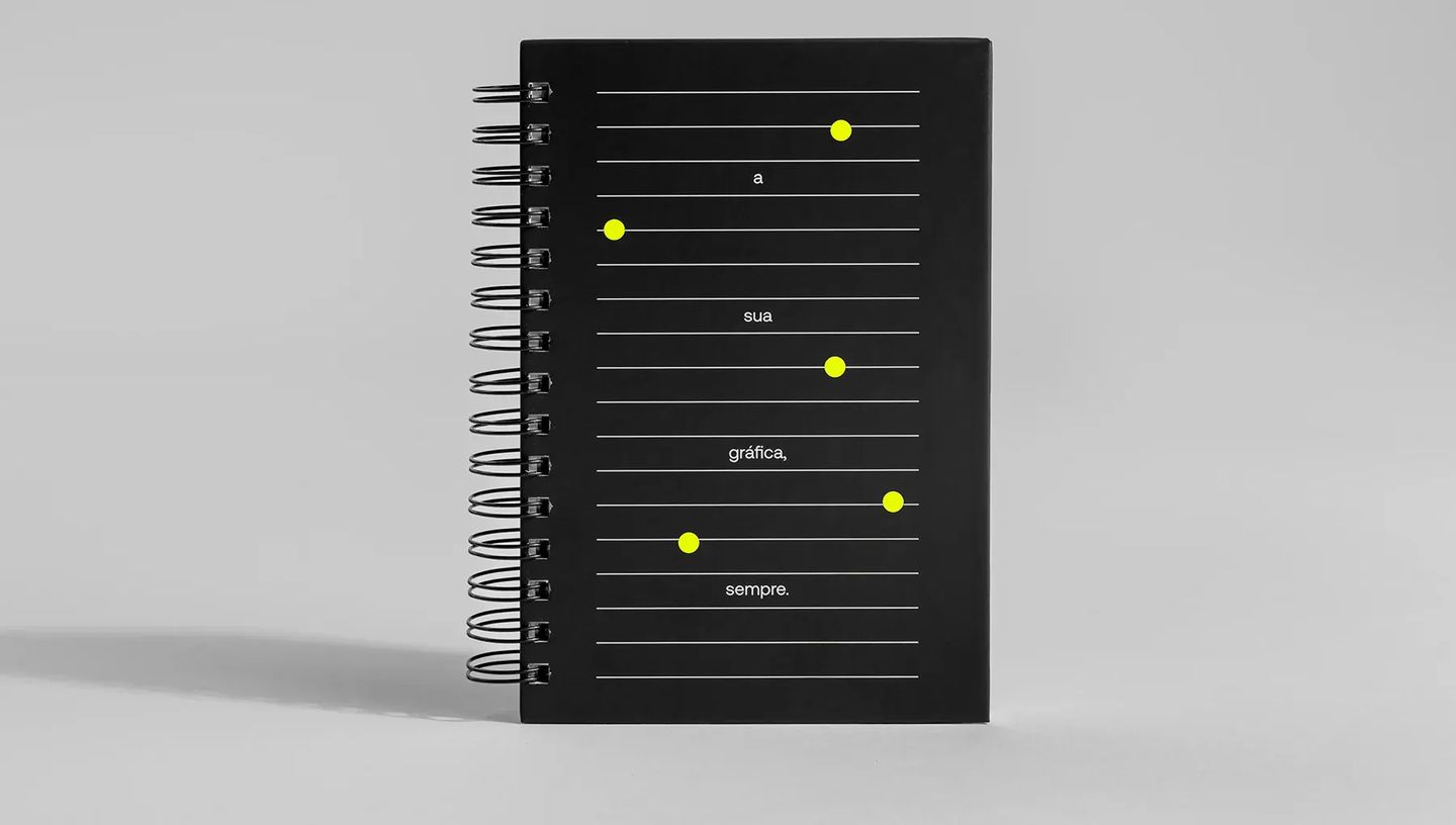 Close-up da capa de agenda permanente personalizada com design geométrico moderno em amarelo, preto e branco, destacando a qualidade da impressão e o acabamento premium da Printi.