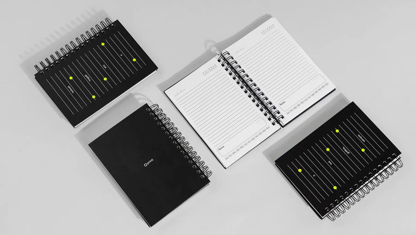 Visão interna de agenda permanente personalizada da Printi com miolo pautado sem datas, exibindo acabamento em espiral wire-o metálico e design clean para organização diária.