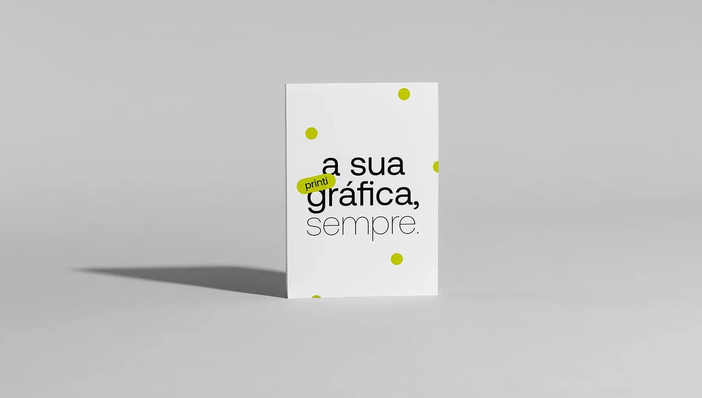 Bloco de Notas com Capa Blocado em pé contra um fundo cinza neutro, destacando o acabamento da capa e a frase "a sua gráfica, sempre".