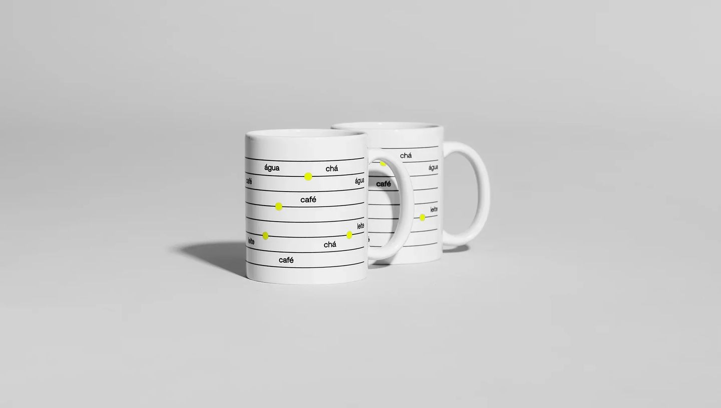 Par de canecas personalizadas de cerâmica branca com impressão de alta qualidade, exibindo design minimalista com indicadores de café, chá e água.
