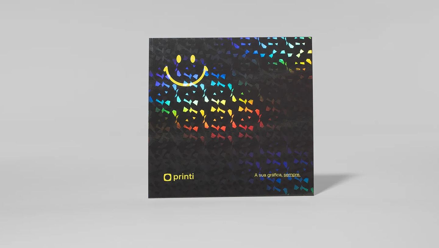 Cartão de agradecimento personalizado da Printi, exibindo design minimalista em preto detalhes coloridos.
