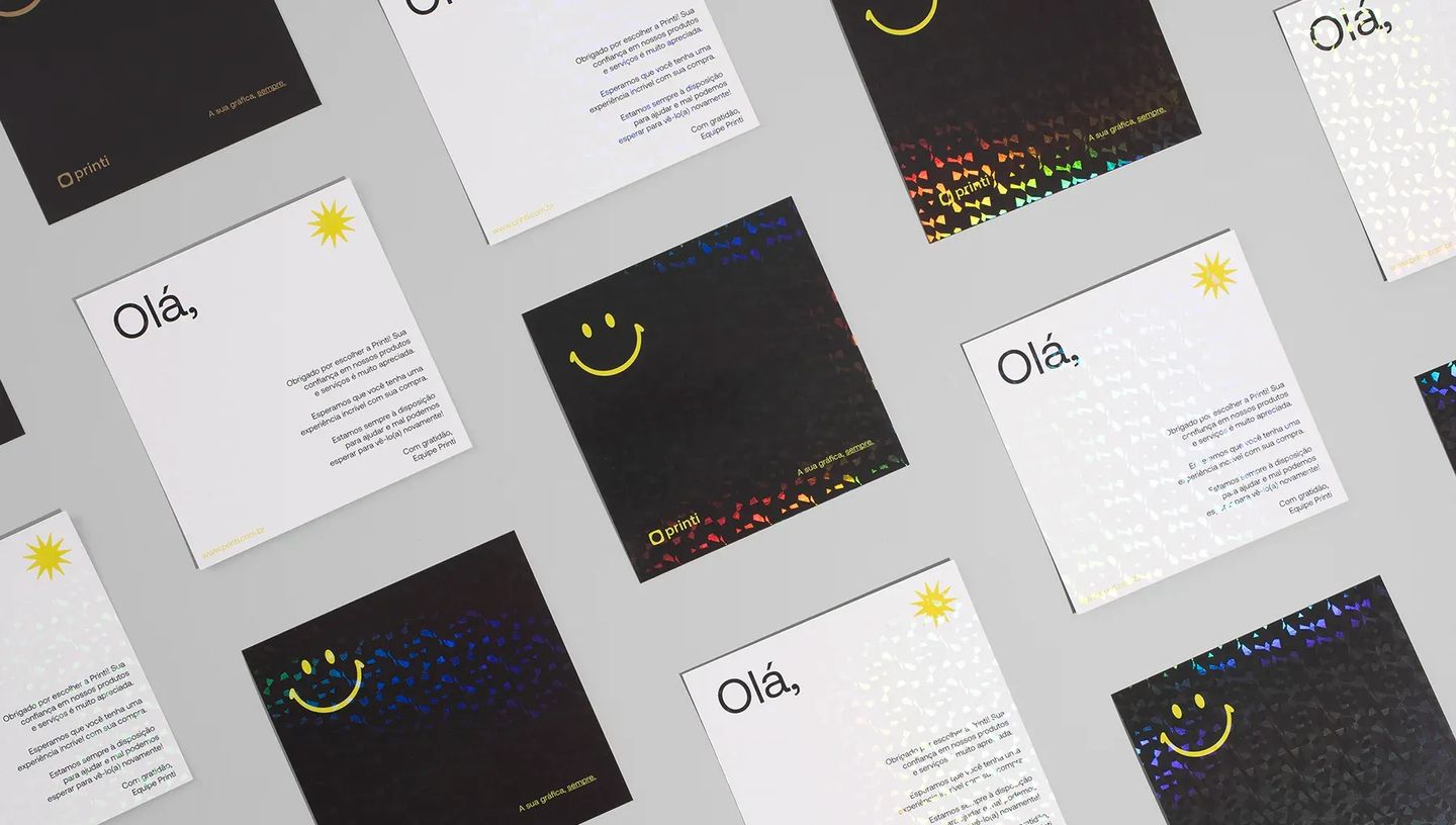 Composição de cartões de agradecimento personalizados da Printi com diferentes layouts e cores vibrantes, destacando a alta qualidade do papel e a nitidez da impressão para branding de marcas.