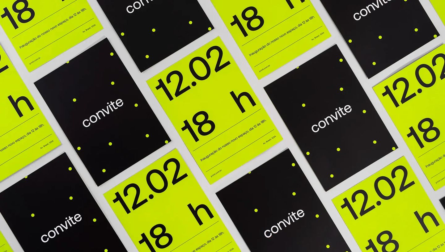 Mosaico com várias unidades de convite personalizado impresso em padrão geométrico. Os convites intercalam páginas pretas com a palavra "convite" e páginas em verde-limão com a data "12.02" e o horário "18 h" em letras pretas.