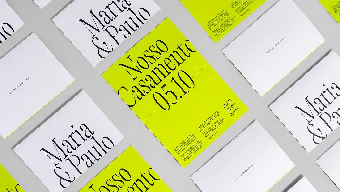 Vários convites de casamento com design contemporâneo e minimalista, intercalando capas brancas com o texto "Maria & Paulo" e o encarte interno na cor verde-limão neon com a data 05.10.