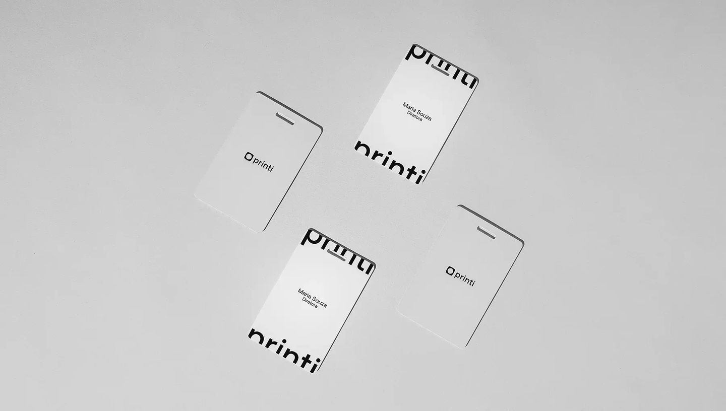 Modelos de crachás de identificação em PVC personalizados exibindo detalhes da impressão frente e verso com acabamento profissional para empresas.