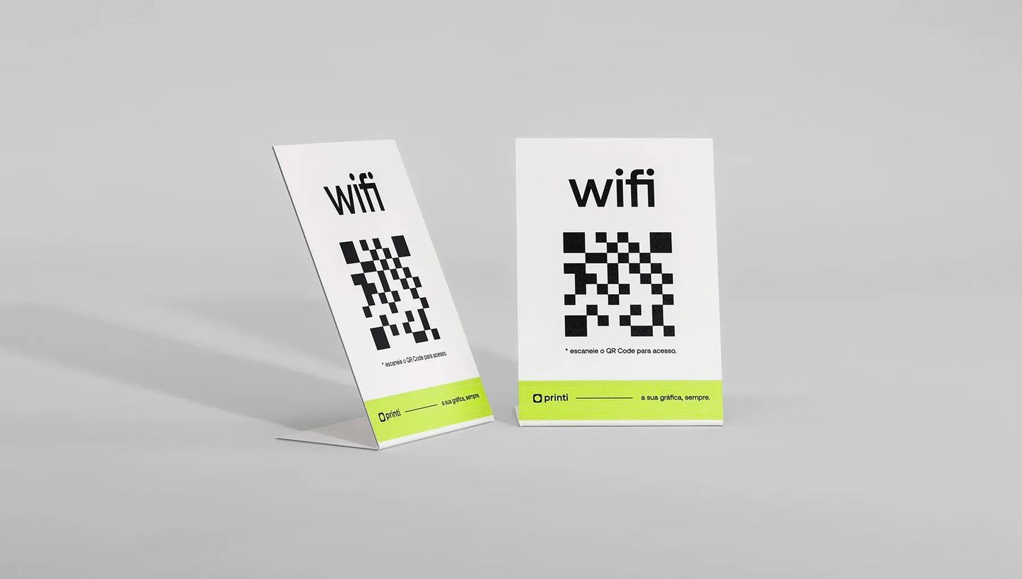 Dois displays em L personalizados para balcão, exibindo o mesmo design de QR Code de frente e de perfil para mostrar a dobra e sustentação do produto.