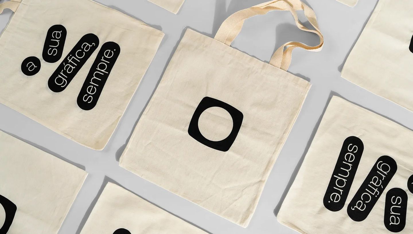 Conjunto de ecobags de algodão cru personalizadas com diferentes layouts de impressão, demonstrando a qualidade gráfica e versatilidade para brindes corporativos.
