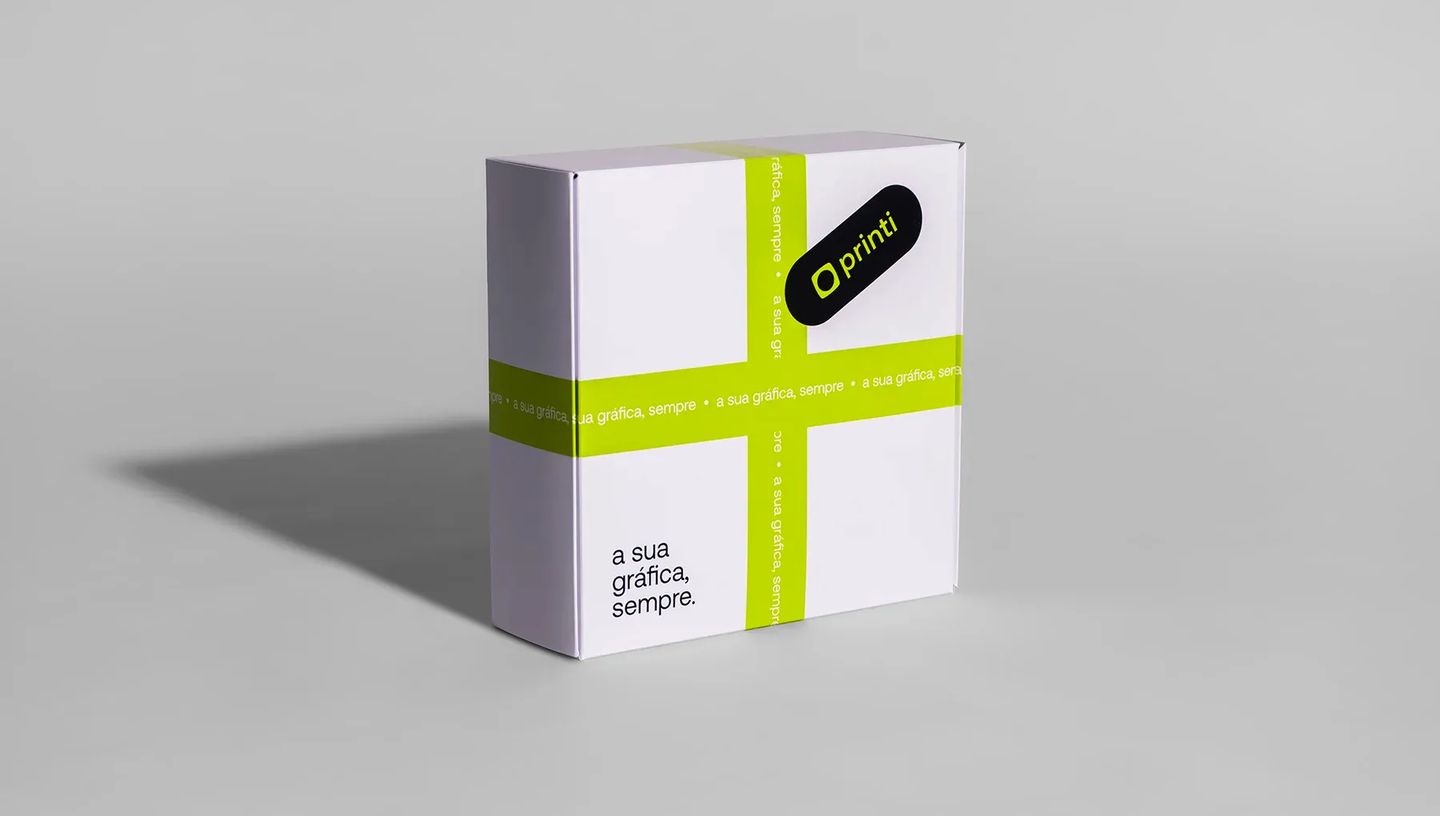 Embalagem basculante personalizada da Printi com design minimalista em branco e verde neon, destacando o acabamento premium para e-commerce.