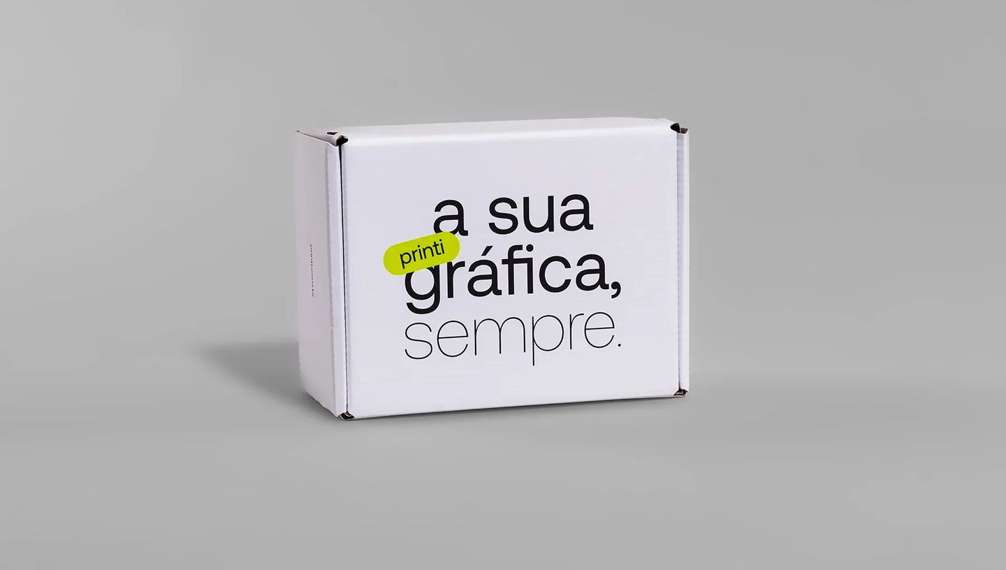 Caixa de papelão branca personalizada da Printi com a frase "A sua gráfica, sempre" em destaque para envios via Correios e e-commerce.