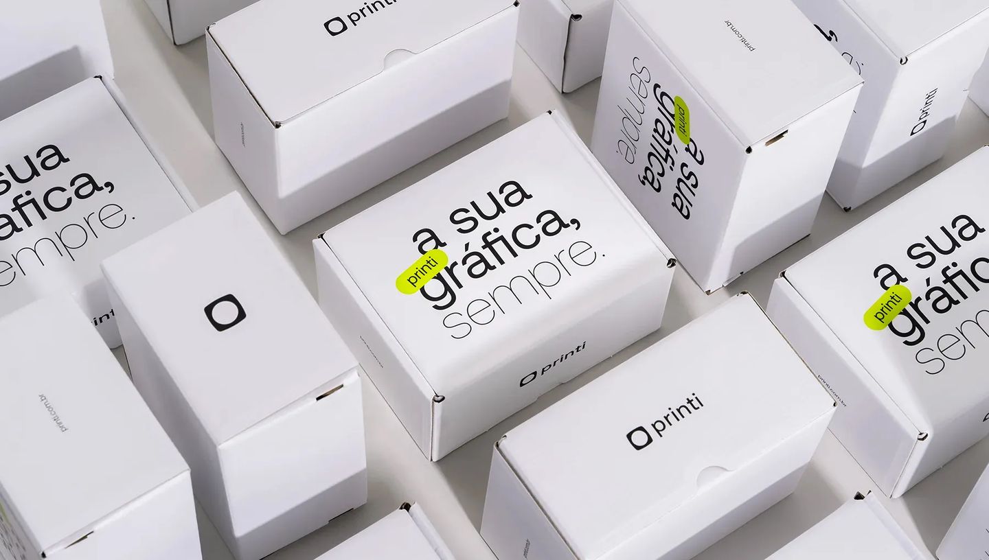 Conjunto de embalagens para correios brancas personalizadas da Printi organizadas, demonstrando padronização e qualidade de impressão gráfica.