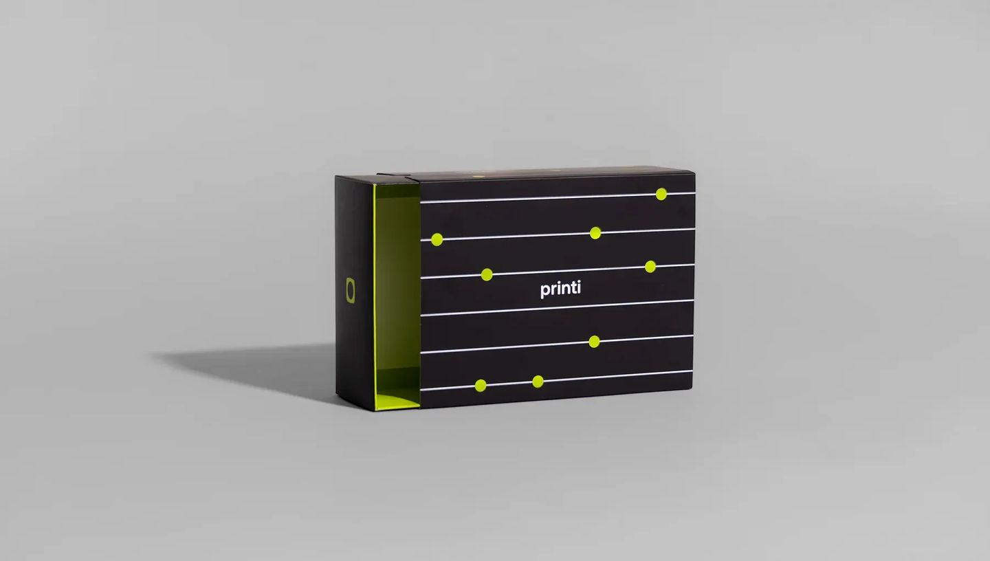 Embalagem gaveta personalizada da Printi com design em preto e verde neon, destacando o sistema de abertura por deslize e acabamento premium.