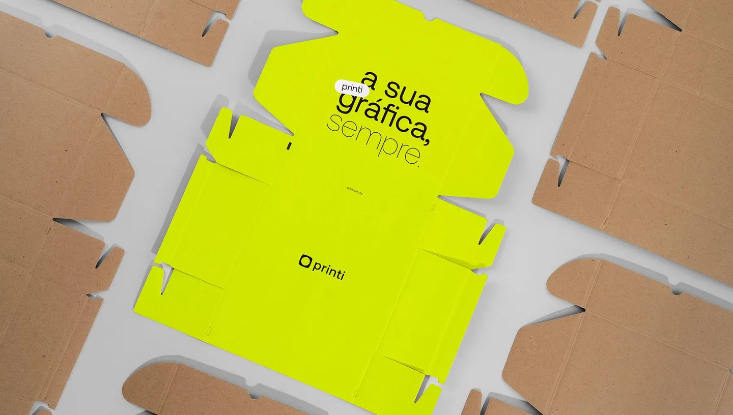 Molde de caixa de papelão para e-commerce plana com impressão interna personalizada em verde limão e logotipo da Printi antes da montagem.