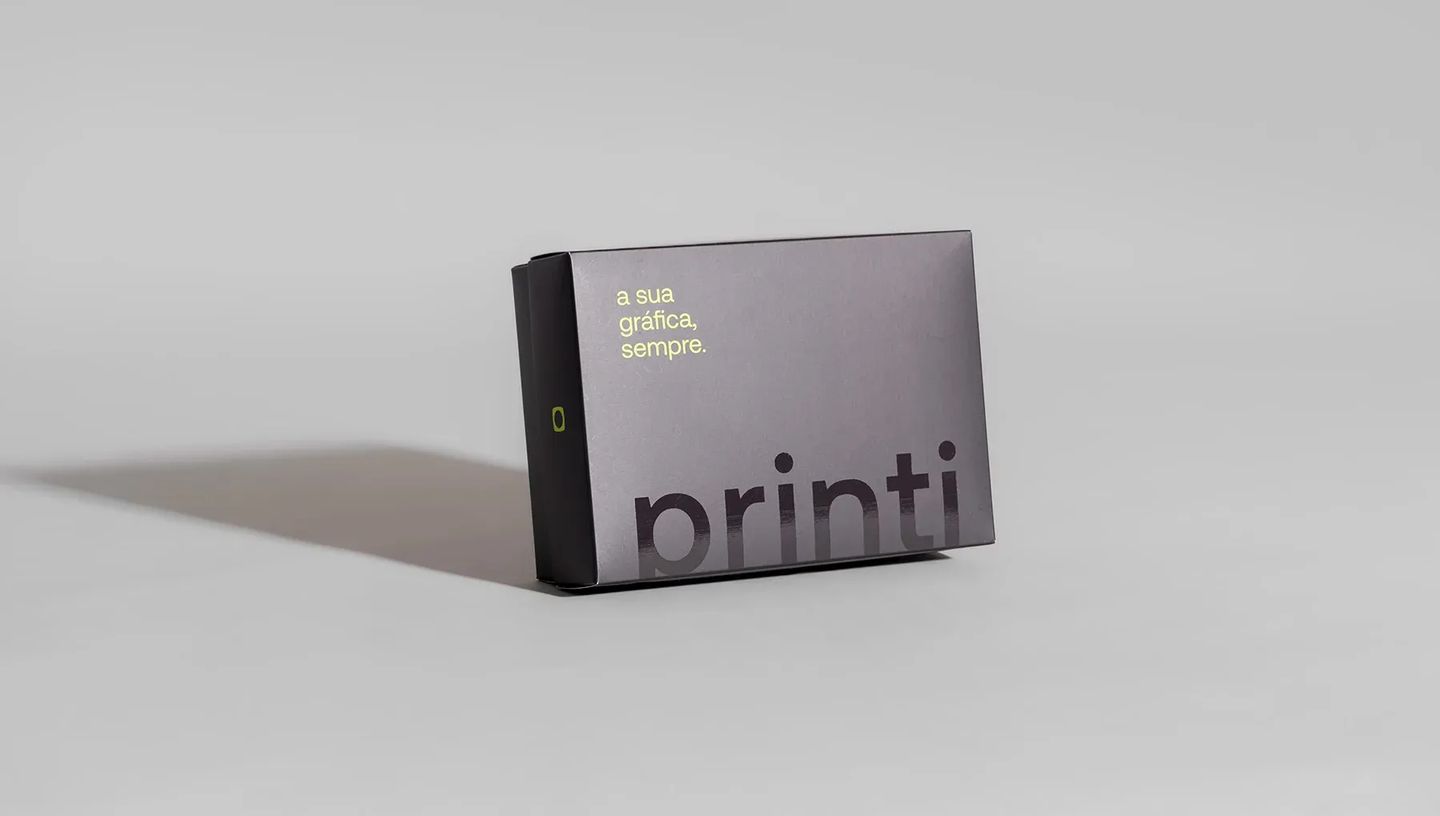 Embalagem tampa e fundo personalizada da Printi em acabamento premium fosco com logotipo em destaque para branding corporativo.