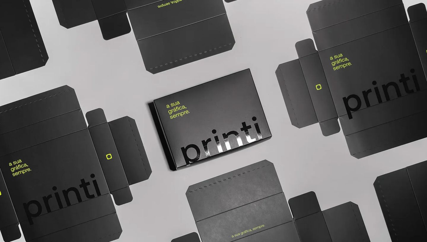 Composição de moldes de caixas tampa e fundo personalizadas da Printi antes da montagem, exibindo qualidade de impressão em preto e verde neon.