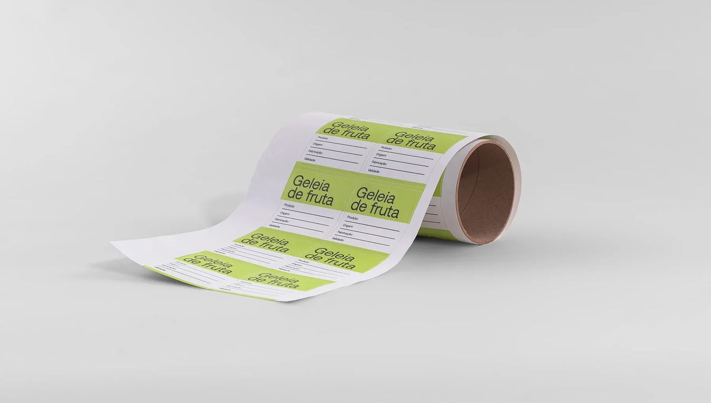 Rolo de etiquetas adesivas personalizadas da Printi com impressão de alta qualidade para produtos artesanais e identificação de embalagens.