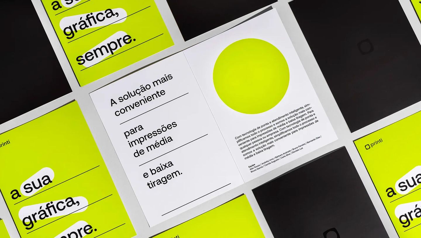 Composição de folders com 1 dobra espalhados, mostrando o design interno e externo com acabamento premium e cores vibrantes da Printi.