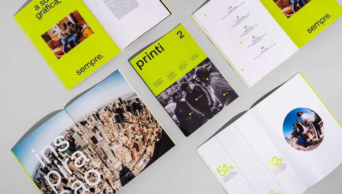 Composição de livretos institucionais da Printi abertos e fechados, demonstrando opções de design de páginas internas, índices e acabamento gráfico profissional.