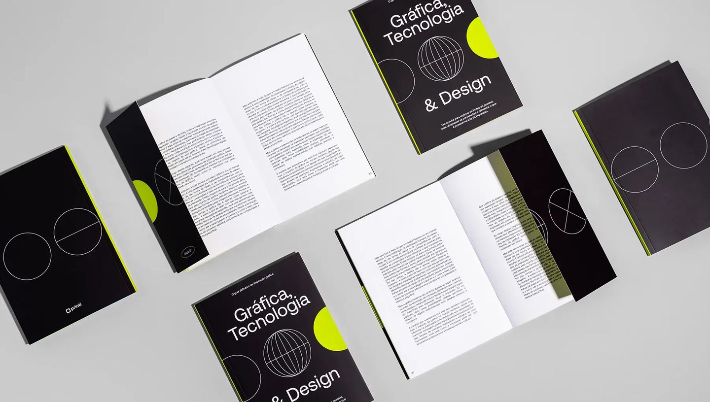 Composição de diversos livros impressos da Printi abertos e fechados, demonstrando opções de design de capa e páginas internas com acabamento gráfico de alta qualidade.