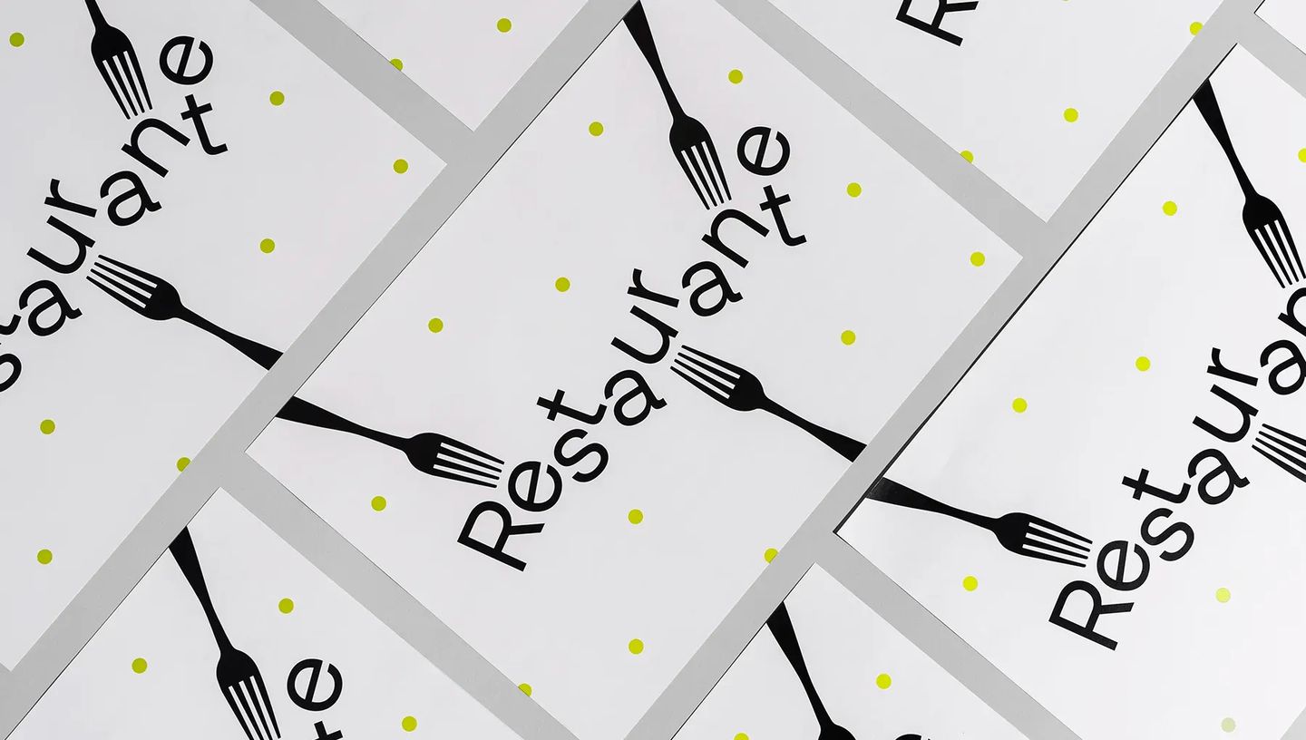 Diversas folhas de papel bandeja personalizado para restaurante com estampa de garfos e bolinhas verdes organizadas em fileiras