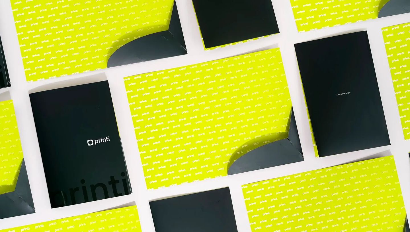 Kit de pastas corporativas personalizadas com diferentes acabamentos e designs. Exibição de pastas abertas e fechadas destacando a identidade visual da marca em preto e verde neon, ideal para material de escritório premium.