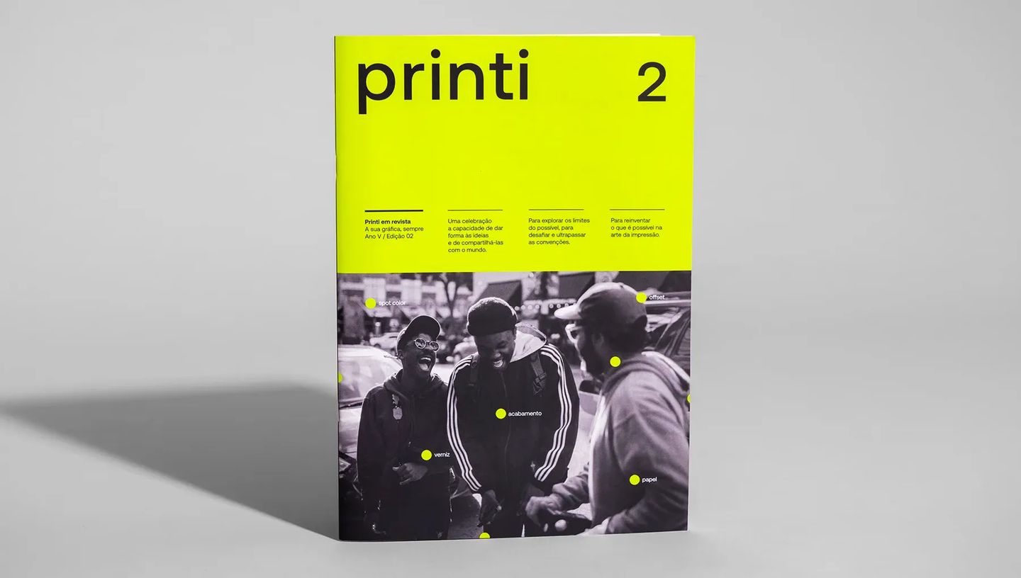 Capa de revista personalizada da Printi com design moderno em verde neon e preto, destacando acabamentos especiais como papel offset e verniz localizado.