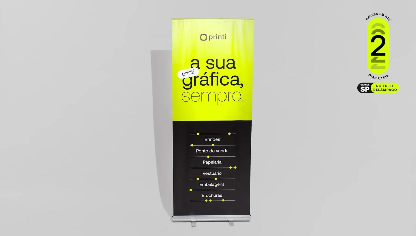 Banner roll-up personalizado da Printi montado com selo de entrega rápida em 2 dias úteis para São Paulo e Grande SP.