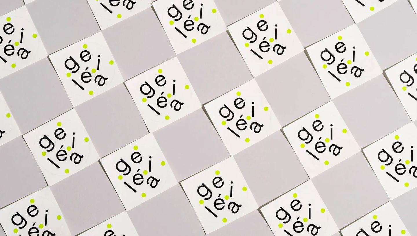 Padrão de rótulos adesivos personalizados para geleia com design minimalista em branco e verde limão, exibindo alta qualidade de impressão e padronização.