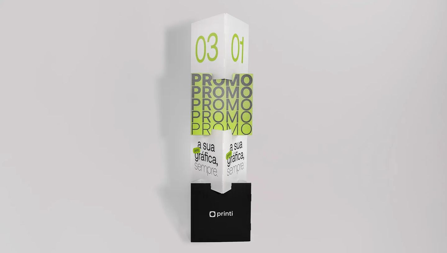 Totem torre empilhável montado com quatro módulos de cubos personalizados para sinalização de PDV e eventos corporativos.