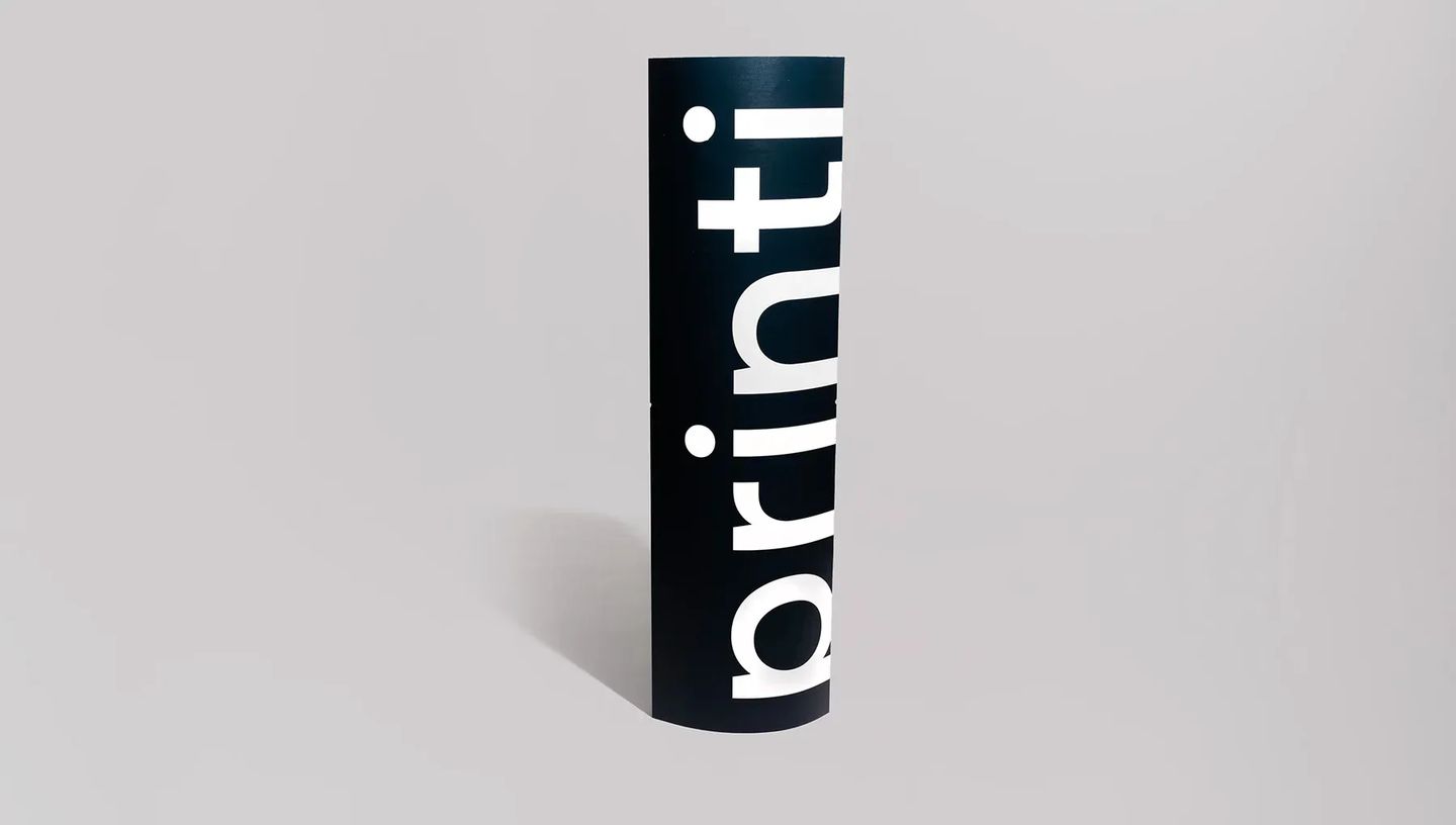 Totem elíptico personalizado da Printi com design moderno preto, ideal para sinalização de eventos corporativos e feiras.