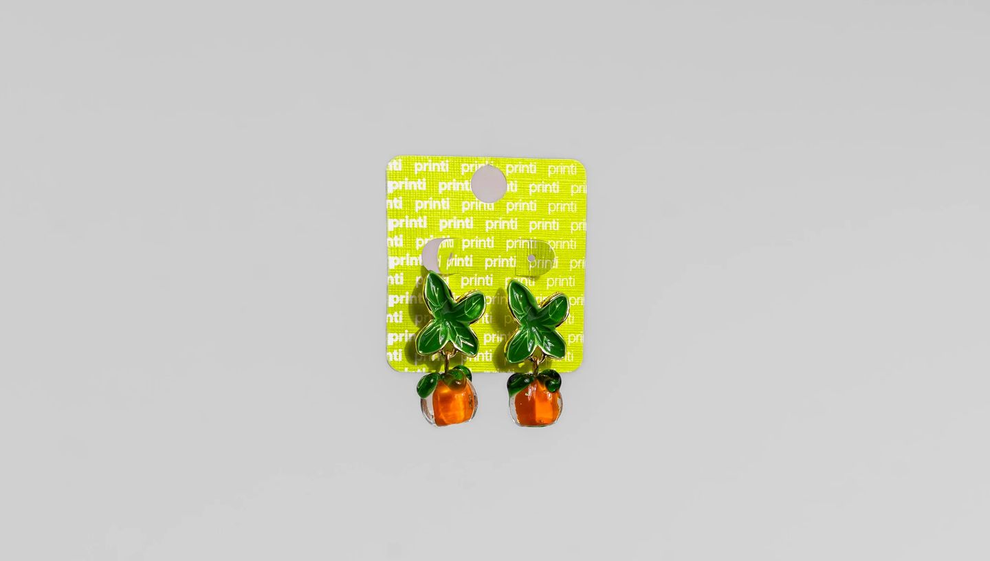 Cartela para bijuteria com brinco temático de uma planta em um vaso, ideal para expor peças de forma profissional em feiras ou lojas