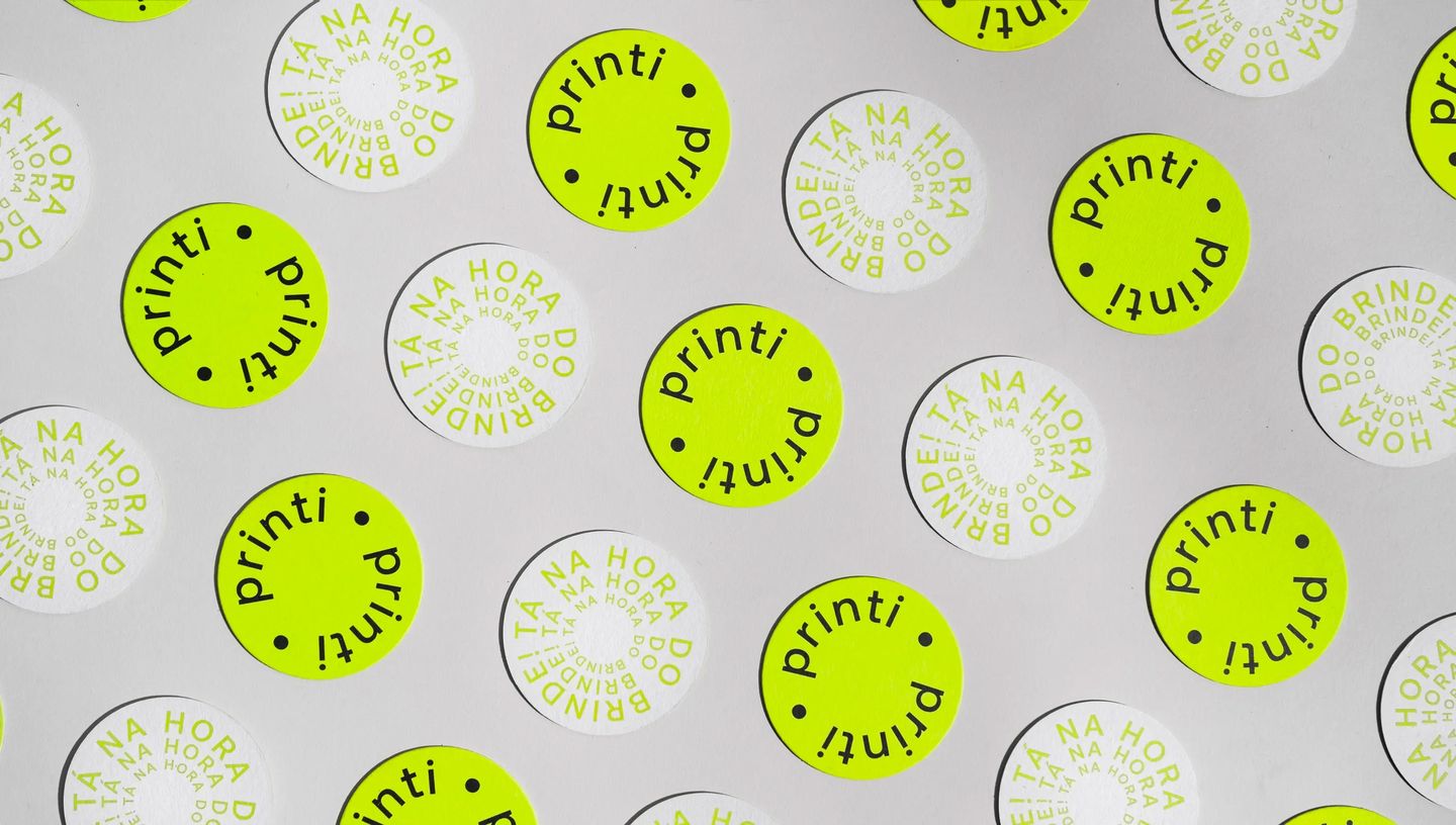 Mosaico de bolachas de chopp de papelão personalizadas em verde neon e branco com frases e logotipo.