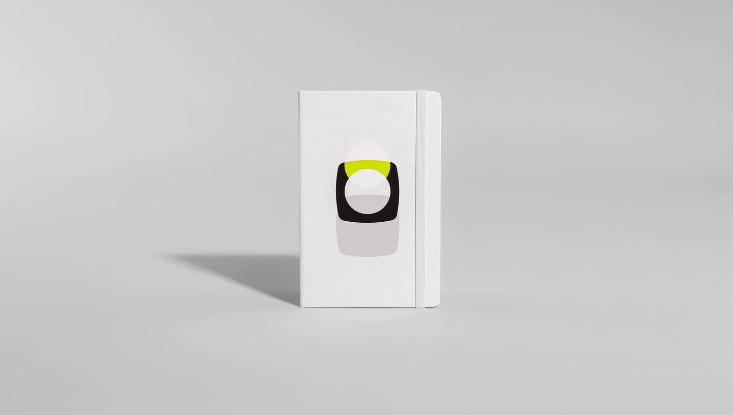 Caderneta personalizada de capa branca com elástico e design minimalista, ideal para brindes personalizados, kits corporativos e materiais de papelaria empresarial.