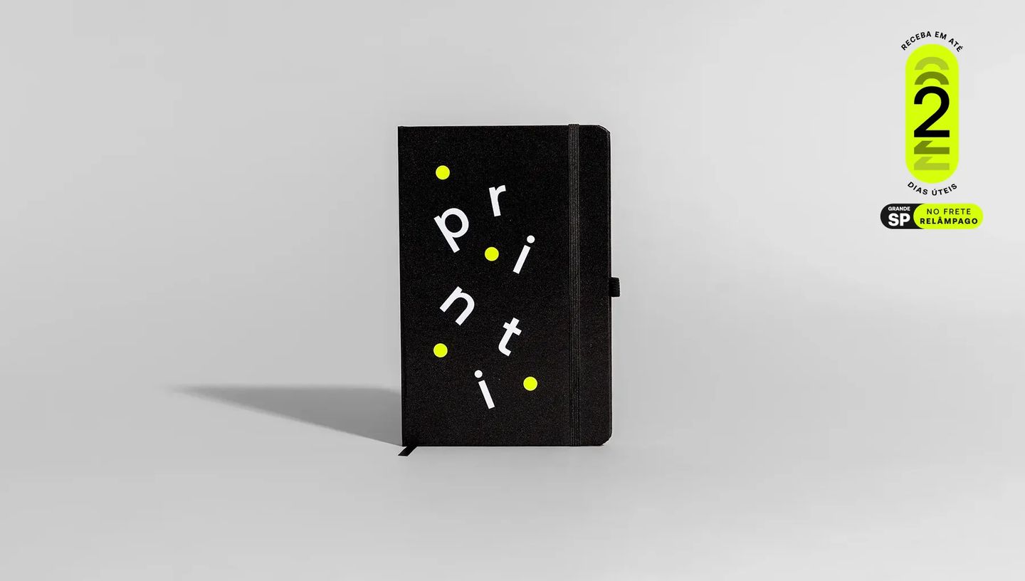 Caderneta grande capa dura preta com estampa personalizada da Printi, tamanho 13,7x21cm, com elástico lateral e selo de entrega em até 2 dias úteis.