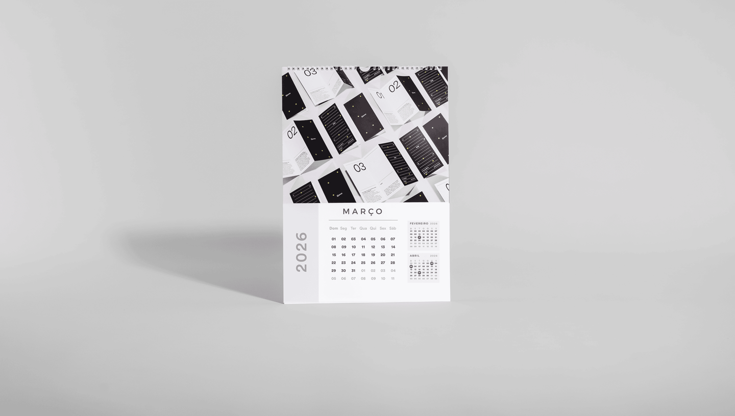 Calendário de parede premium exibindo mês de março de 2026 com mosaico de imagens no topo.