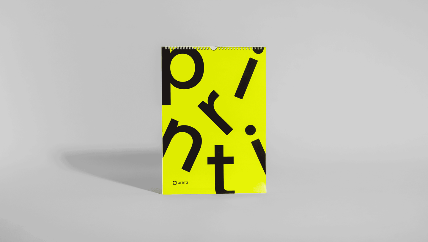 Calendário de parede personalizado com design tipográfico em fundo amarelo e encadernação superior.