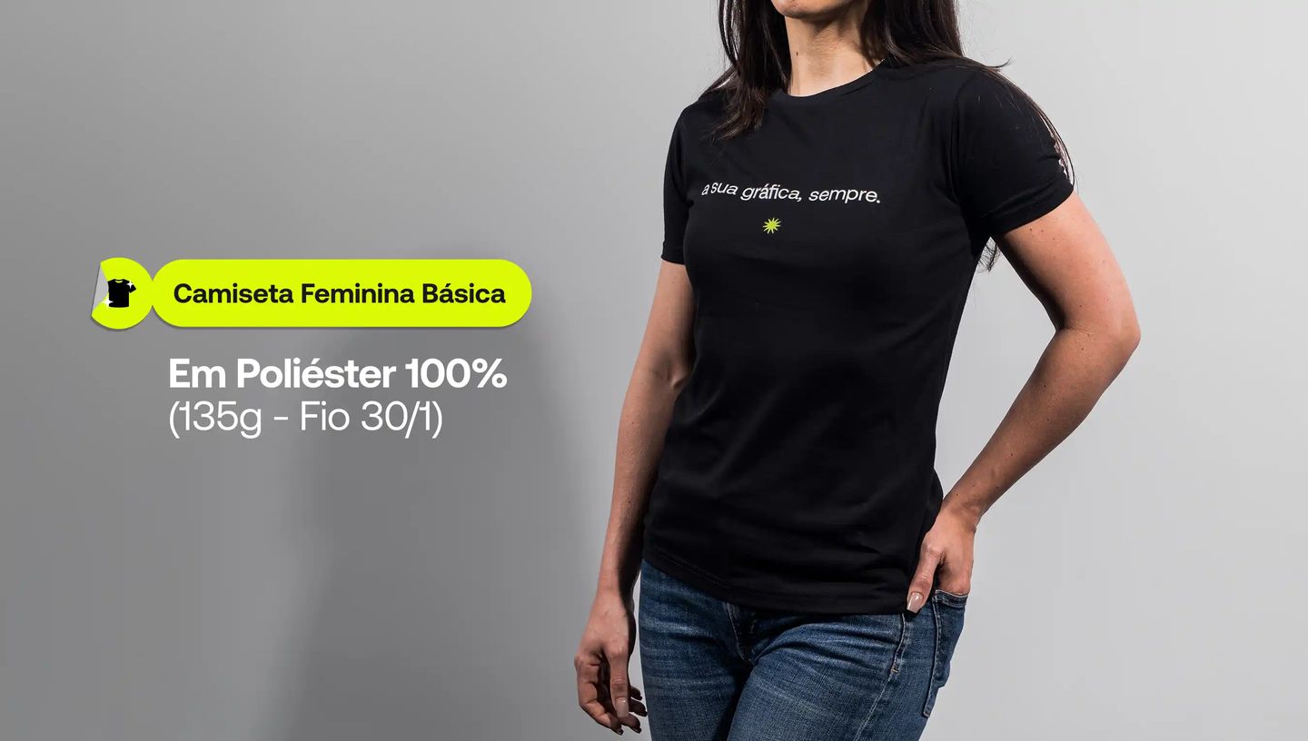 Modelo feminina vestindo camiseta básica personalizada preta, com estampa frontal e caimento ajustado, destacando tecido em poliéster 100% (135g), exibida em estúdio com fundo neutro para evidenciar o produto.
