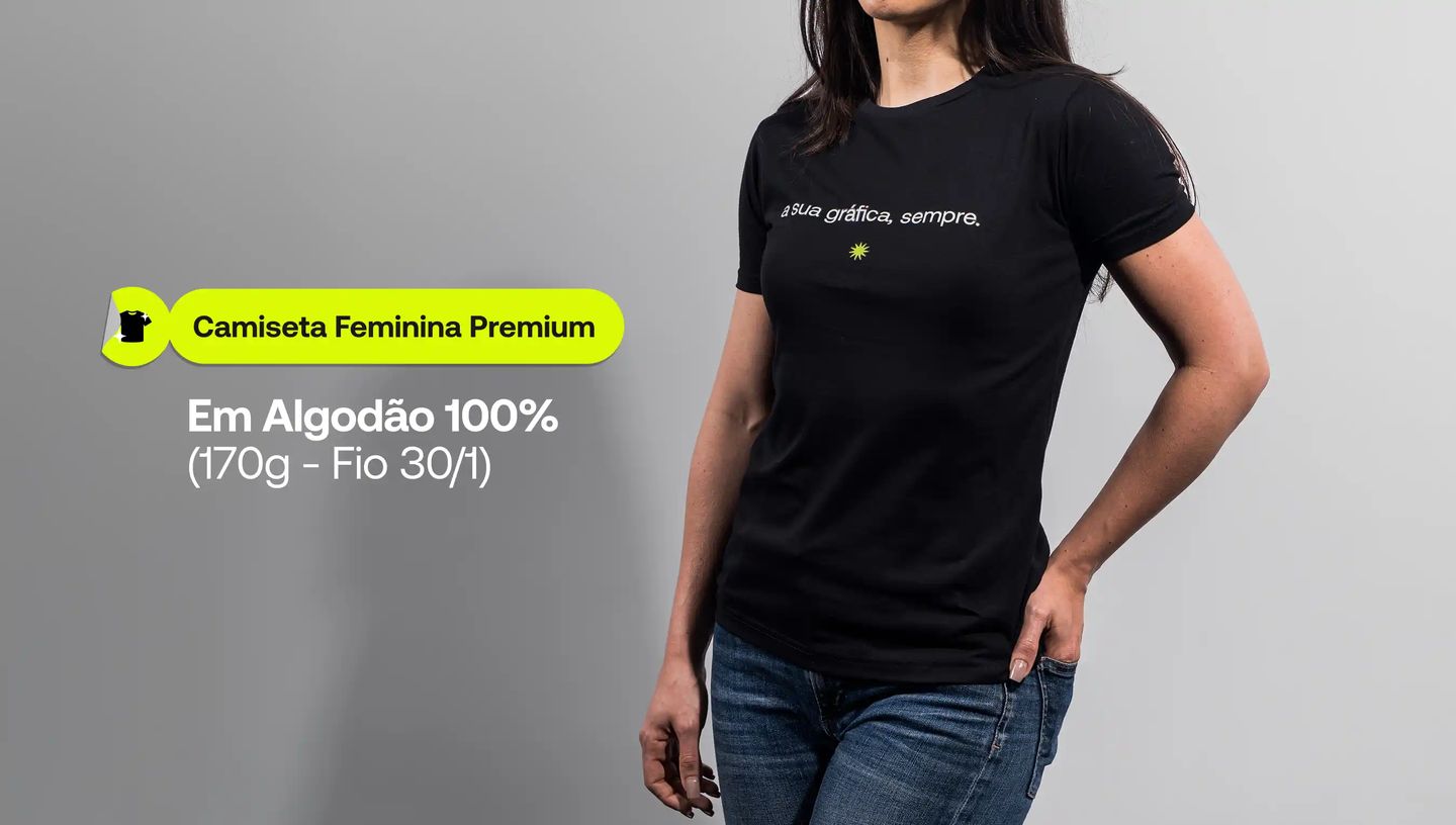 Modelo vestindo camiseta feminina premium preta em algodão 100% com frase institucional no peito.