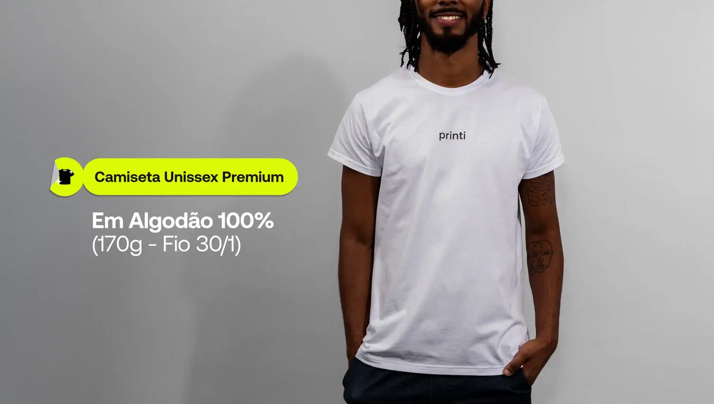 Camiseta unissex premium branca em algodão sendo usada por modelo, com estampa discreta “printi” no peito, apresentada como opção de camiseta personalizada para marcas, eventos ou uniformes.