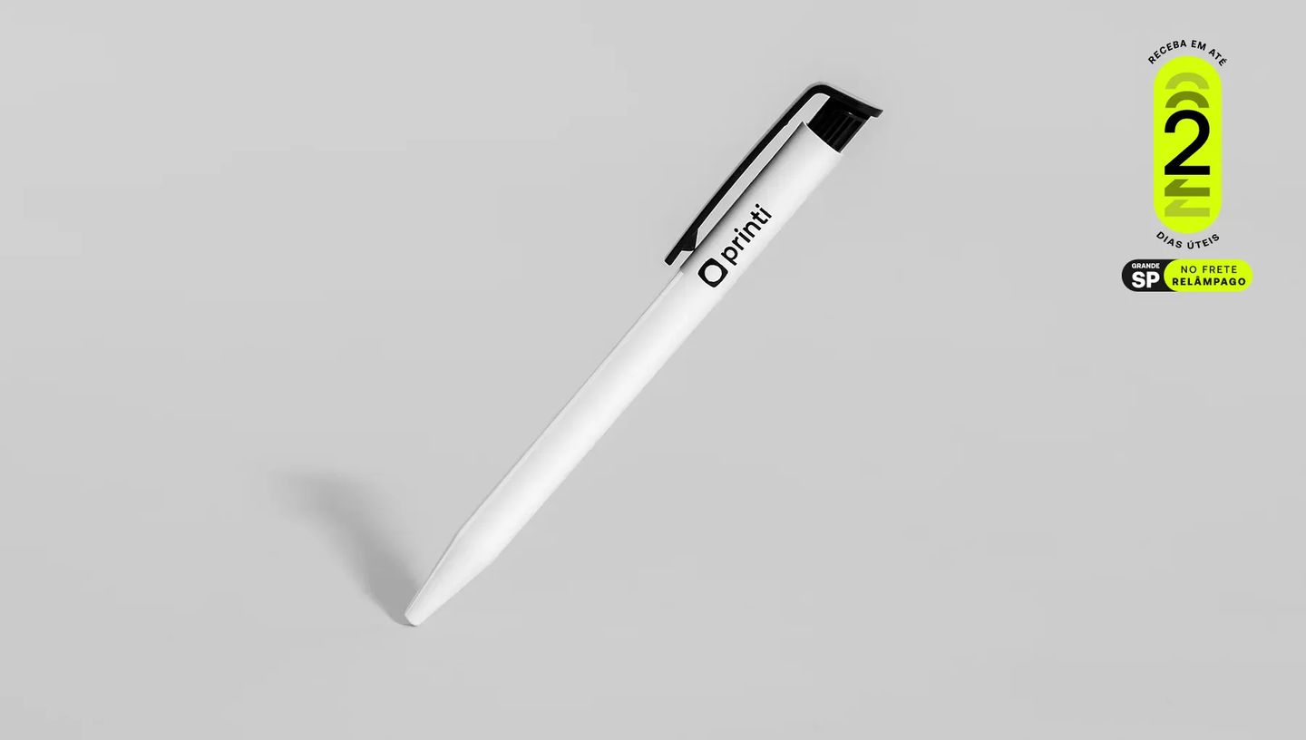 Caneta plástica básica personalizada branca com clip preto em fundo cinza claro. Imagem de produto com selo de entrega rápida em dois dias úteis.