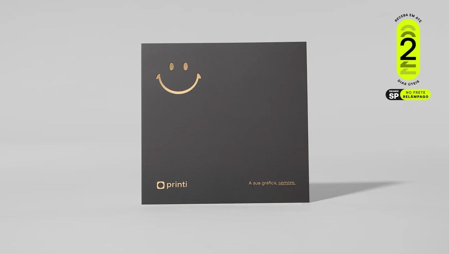 Modelo de cartão de agradecimento personalizado com selo de entrega rápida Printi em 2 dias úteis, apresentando design com folhagem verde e espaço para redes sociais.