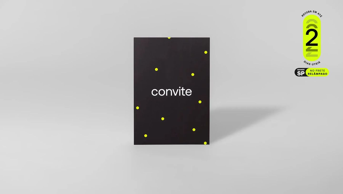 Foto de estúdio de um convite personalizado com fundo preto, a palavra "convite" centralizada em branco e pequenas bolinhas amarelas espalhadas. Ao fundo, uma parede cinza clara com um selo de entrega rápida.