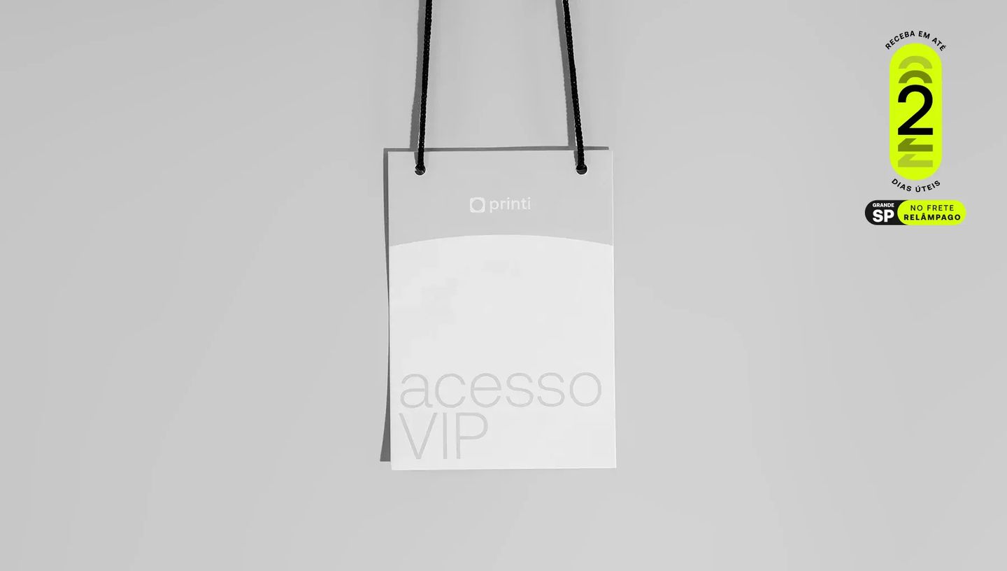 Credencial de identificação personalizada da Printi com cordão preto pendurada em um fundo cinza claro. O crachá em branco traz a inscrição "acesso VIP" na parte inferior. Selo promocional de entrega em até 2 dias no canto superior direito.