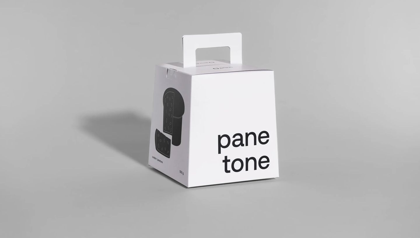 Embalagem personalizada para panetone em caixa branca com alça superior, exibida sobre fundo neutro