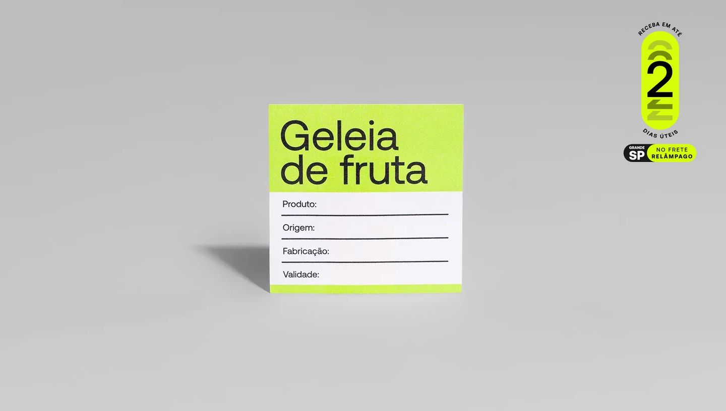 Etiqueta quadrada personalizada Printi com campos para produto, origem e validade, exibindo selo de entrega rápida em até 2 dias úteis.