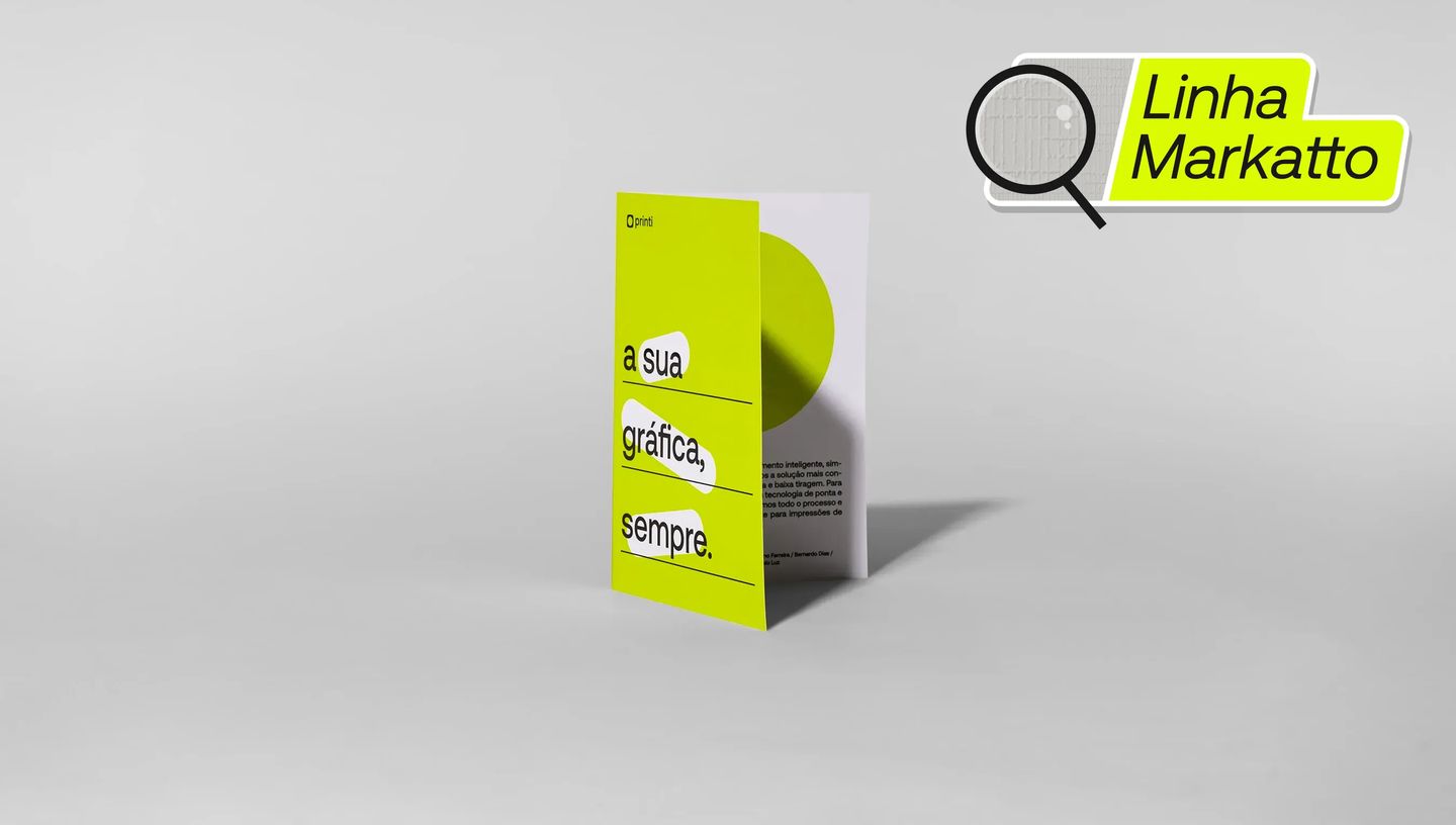 Folder personalizado da Printi com uma dobra, exibido parcialmente aberto em design moderno nas cores branco e verde-limão, com tipografia destacada e identificação da linha Markatto, ideal para materiais institucionais, apresentações de marca, campanhas 