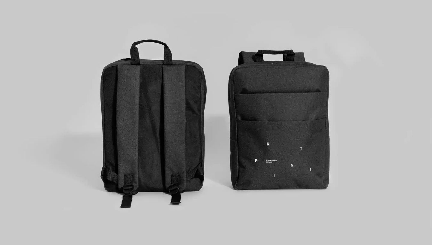 Mochila para notebook personalizada preta da Printi vista de frente e de costas, com alças acolchoadas e bolso frontal