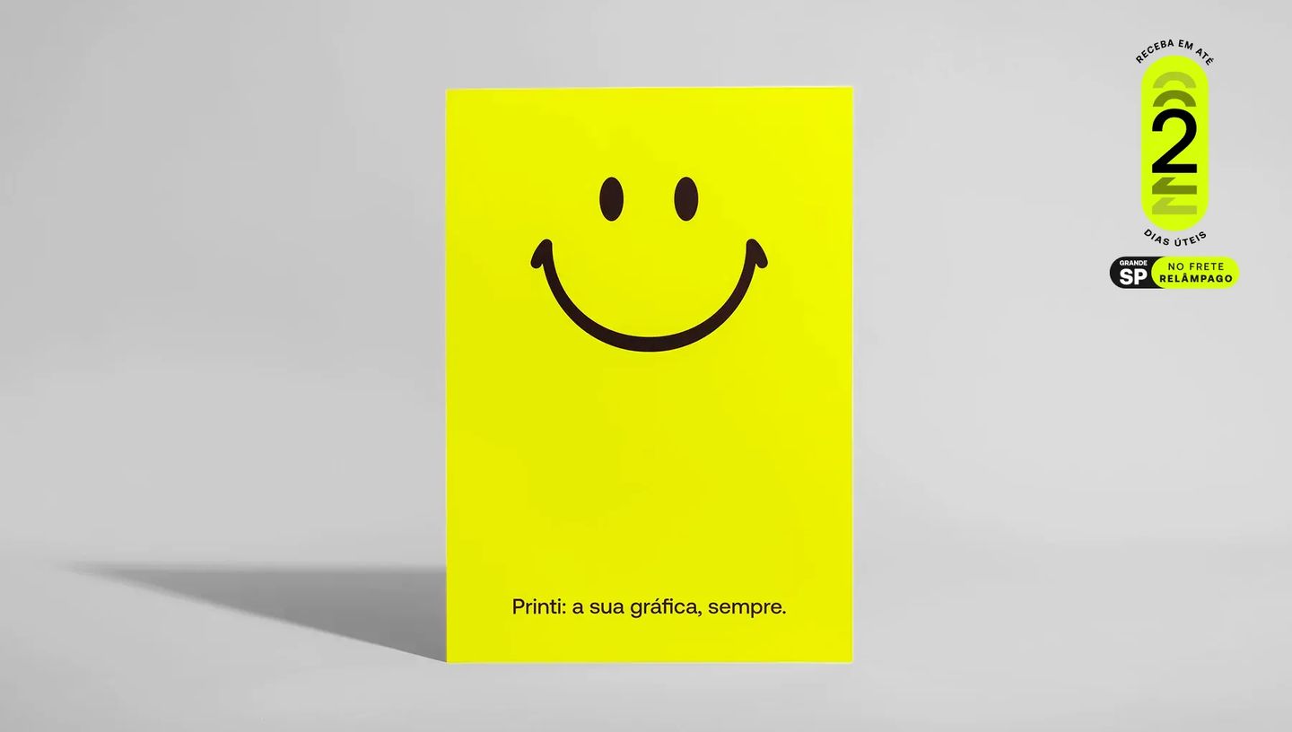 Pôster personalizado da Printi com arte gráfica em tons de preto e verde neon, posicionado em um fundo cinza. A imagem destaca a alta qualidade da impressão e inclui um selo de entrega rápida em até 2 dias úteis para SP.