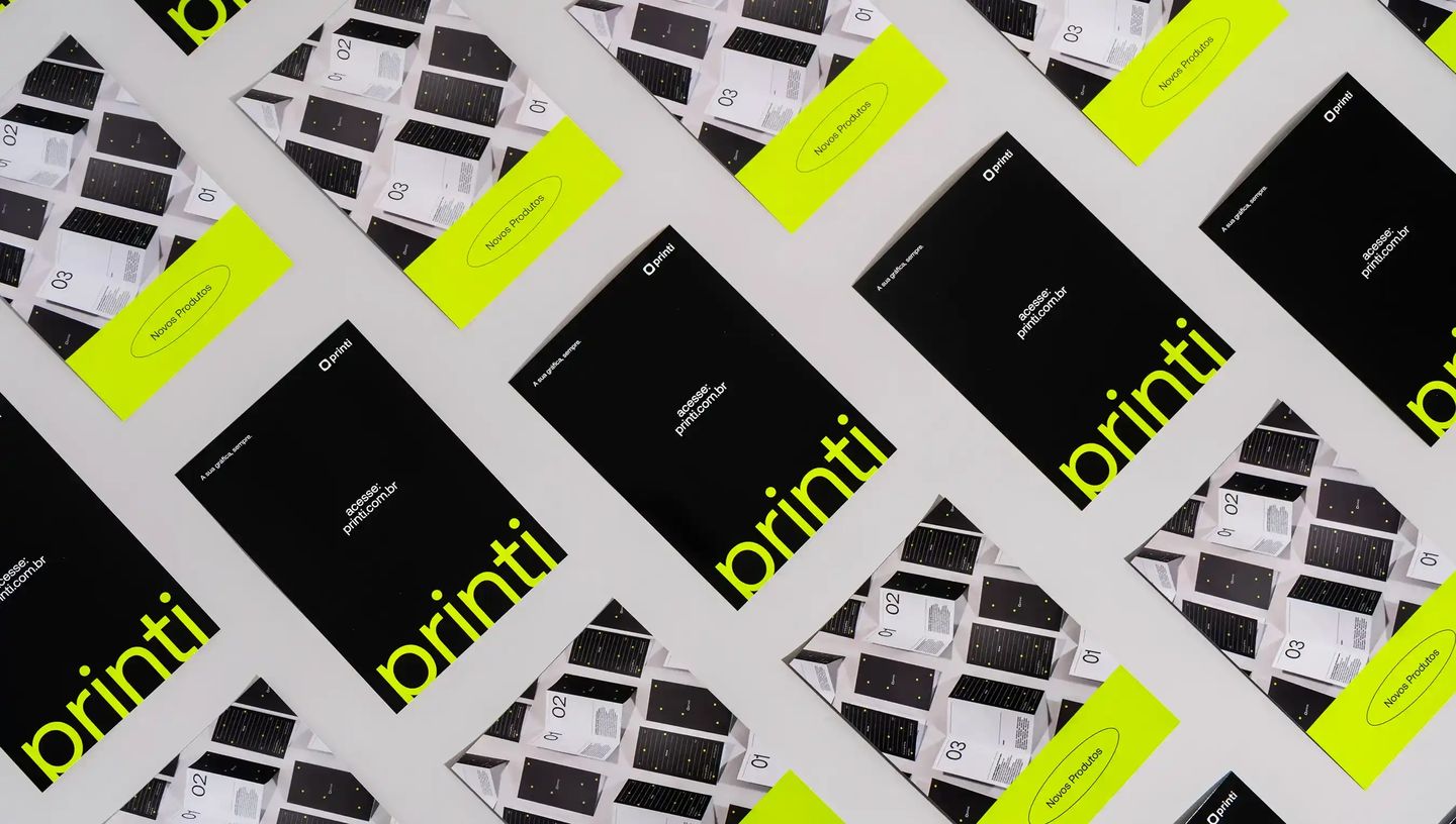 Flyer em verniz personalizado nas cores preto e verde.