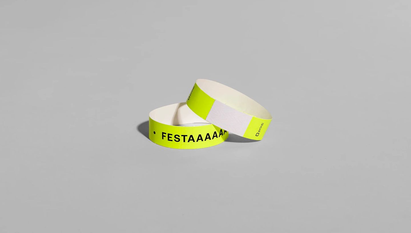 Duas pulseiras de identificação personalizadas verde neon com a inscrição FESTAAAAAA e logotipo Printi.