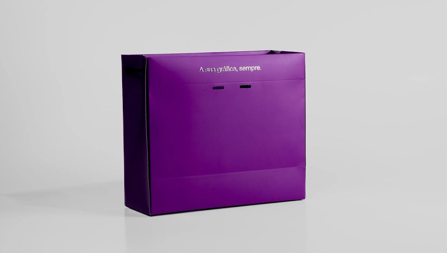 Sacola de papel personalizada roxa para embalagens de loja e kits personalizados.